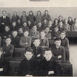 Bild0854 1921 Schule in Bleidenstadt mit Lehrer Rohrbasser Klasse der Geburtsjahrgänge 1914/15/16: Lehrer Rohrbasser, Maria Döringer, Else Kratz, Elli Jung, Käthe...