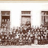 Bild1214 1903 Aufnahme mit Lehrer Lieser vor der ersten fiskalischen Schule aus 1779 (heute das kath. Pfarrhaus). (1), (2), (3), (4), (5), (6), (7), (8), (9), (10),...