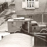 Bild1884 1943 Kriegswinter Ein Krankenwagen des DRK in der Hindenburgstrasse (heute Odenwaldstrasse) aufgenommen vor dem Elternhaus von Fritz von der Heydt...