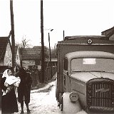 Bild1885 43 Kriegswinter Ein Krankenwagen des DRK in der Hindenburgstrasse (heute Odenwaldstrasse). Es zeigt die Schwester von Fritz von der Heydt, die Diakonisse Lina...
