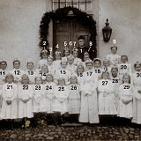 Bild1319 1903 Erstkommunion der Mädchen. (1) Pfarrer Josef Salz, (25) Mariechen Mehler aus dem 