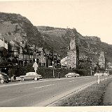 Bild1206 nach 1956 (lt. Hrn Schaffer da die Autos bereit die weißen Kennzeichen haben) Bacharach. Datierung aufgrund der Käfer. Sicht von der B9 über die Bahn auf die...