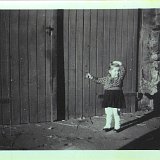 Bild0636 ca. 1942 Ursula Rumpf verh. Krey vor dem Scheunentor 