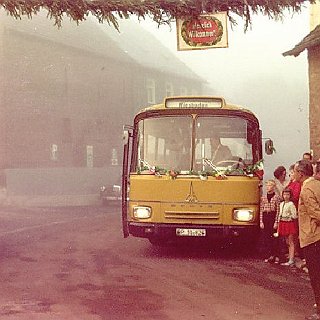 Bild0105 1969 Der Postbus kommt nach Seitzenhahn. Kinder neben dem Bus: Steffen Frankenbach und Heike Kugelstadt. Rechts im Bild Karl Feucht und Otto Pfaff. Zum Bus:...