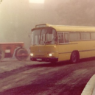 Bild0106 1969 Der Postbus kommt nach Seitzenhahn. Dank dem Ausbau der Eltviller Strasse ist nun auch Seitzenhahn an den ÖPNV angschlossen. Zum Bus: Magirus-Deutz, Typ...