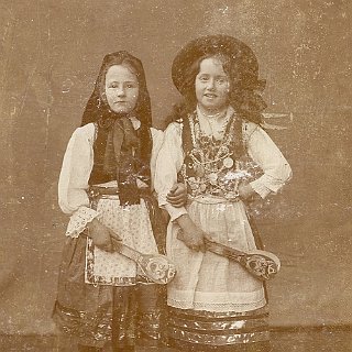 Bild0061 ca. 1912 Anna Graffe und Lina Wilhelm (verh. Lotz)