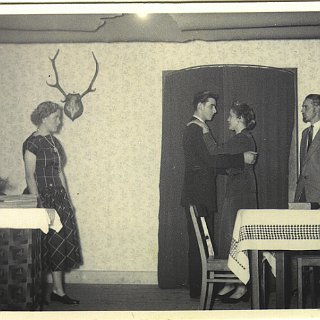Bild0611 Weihnachten 1955 Luststück "Die Verlobungshose" mit den Akteuren Reni Rücker verh. Scheidt, Heinz Frankenbach, Liesl Köhler und Werner Lotz