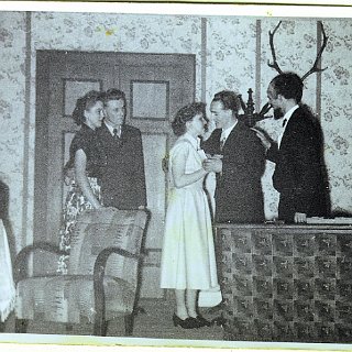Bild0620 Weihnachten 1953 Aufnahme aus dem Theaterstück "Das Köhlerkind vom Wildbachgrund" bei Martha Bodenheimer im Saal. Werner Lotz, Horst Scheidt und Heinz...