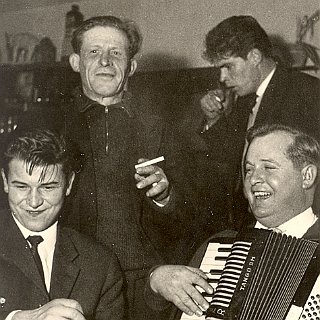 Bild0066 25.12.1963 "Zum Wiesengrund" Sepp am "Hohner Tango IIM" daneben Robert Köhler. Otto Guse stehend, im Hintergrund Gerhard Bodenheimer.