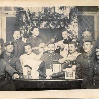 Bild0426 1914-1918; deutshe Soldaten in feldgrauer Uniform. Der Schnurrbartträger vor den Musikern ist ein Unteroffizier mit EK II-Ordensband; vsl der...