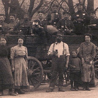 Bild0428 1914/15. Wagen mit deutschen Soldaten vor dem Gasthaus Leucht. Damit könnte der Herr mit der Pfeife Adolf Leucht sein, daneben seine Frau Maria Zimmermann mit...
