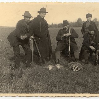 Bild0439 195x. Jagdfoto mit einem Dachs und zwei Hasen. vlnr. Wilhelm Wilhelm (1878-1962), Jagdpächter M??????, August Krieger, n.n., n.n.,