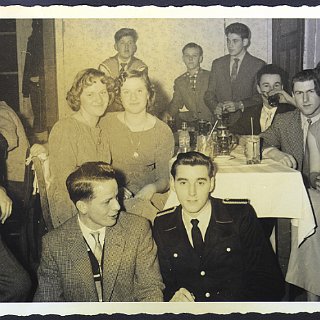 Bild0753 Jan 1958 Familienabend der Freiwilligen Feuerwehr Seitzenhahn. Im Hintergrund vlnr. Dieter Arz (Knecht bei Fink), N.N., Gerhard Bodenheimer. Die beiden jungen...