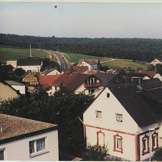 Bild1368 1982 Blick über Seitzenhahn rechts vorne das Lehrerwohnhaus in der Brunnenstraße