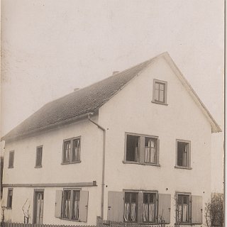 Bild0315 Januar 1919. Haus Donecker Standort auf dem Gelände der Fensterfirma WERU Scheidt in der Eltviller Strasse. In dem Raum rechts neben der Haustür hatte später...