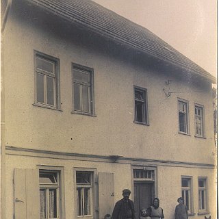 Bild1357 Familie August Scheidt (1886-1955, Bauer) mit Ehefrau Karoline geb. Rosmanith (1886-1950) vor ihrem Haus, damalig Bahnhofstrasse 3 heute Eltviller Strasse.