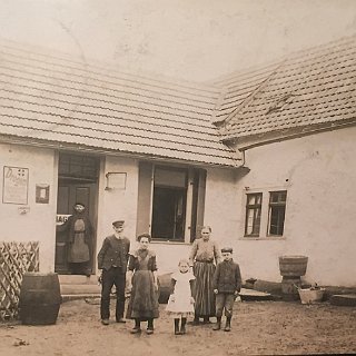 Bild1847 Talstrasse 1 & 3. etwa März/April 1923 Es ist der "Spezereiladen" (Drogerie, siehe auch das Wort "Drogen" auf dem Schild links neben der Tür) des Wilhelm Gustav...