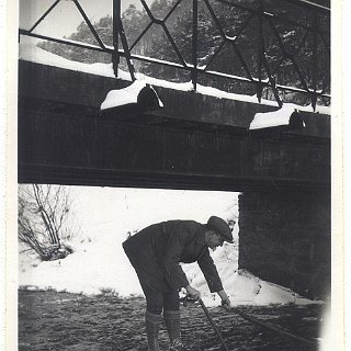 Bild1763 27.1.1929. Philipp Bretz unter dem Laubersteg an der Lauberstegmühle.