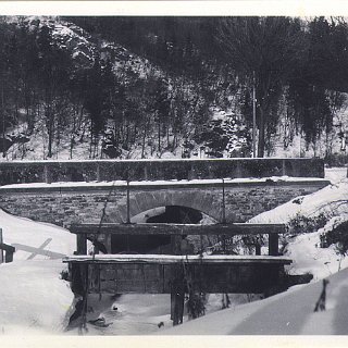 Bild1751 27.01.1929 Der alte Damm. Links die Aarschleuse für die Umleitung des Aarwassers in den Hettenheimer Mühlgraben. Im Vordergrund eine kleine Holzbrücke um die...