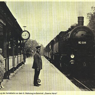 Kalenderbild VR-Bank Untertaunus 1983 Zug der Aartalbahn vor dem 2. WK im Bahnhof "Eiserne Hand" (abgebildet im VR-Bank Kalender 1983)