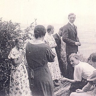 Bild0303 1934/35. vlnr. Antonie, Altenhofen (geb. Diefenbach), Maria Klepper (geb. Döring), Heinrich Weigand, Fritz Mehler (stehend in der Mitte), Werner Graffe, Toni...