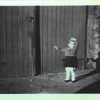 Bild0636 ca. 1942 Ursula Rumpf verh. Krey vor dem Scheunentor "Auf der Schanze"