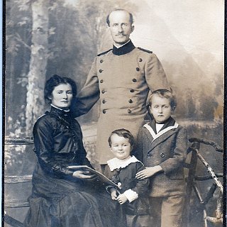 Bild1839 Der Förster Heinrich Füll aus Seitzenhahn (1879-1953) mit Ehefrau Ida Elise Freund (1879-1950) und den Kindern Otto (1910-1959) und Erich (1914-1945), Aufnahme...
