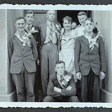 Michael Harz Album beige-grün Bild 4016 1936 Die zur Musterung anstehenden jungen Männer schmückten sich mit Blumensträußchen und Scherpen, auf denen Waffengattungen standen. 2.v.l Anton Dörr 3. v.l....