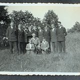 Michael Harz Album beige-grün Bild 4016 1936 Die zur Musterung anstehenden jungen Männer schmückten sich mit Blumensträußchen und Scherpen, auf denen Waffengattungen standen. Es handelt sich hier um...