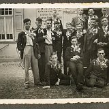 Michael Harz Album beige-grÃ¼n Bild 4016 1936 Die zur Musterung anstehenden jungen Männer schmückten sich mit Blumensträußchen und Scherpen, auf denen Waffengattungen standen. vlnr: oben: 1 Josef Harz,...
