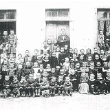Bild1879 1903 Aufnahme mit Lehrer Lieser vor der ersten fiskalischen Schule aus 1779 (heute das kath. Pfarrhaus).
