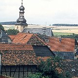 Bild0797 Blick über eines der ältesten Stallgebäude in der Hofreite Donecker zur Kirche.