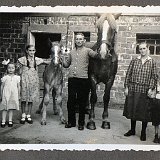 Michael Harz Album beige-grün Bild 4015 Familie Donecker in ihrem Hof in der Schulstr. Das große Mädchen ist Elli Donecker, der Junge ihr Bruder Winfried, das 2. Mädchen?