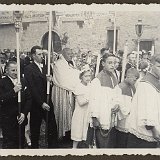 Image2003 Fronleichnam 1936 - Laternenträger links: Jean Heller, rechts: Balduin Mehler das Mädchen vor Pfr. Schermuly ist Maria Beck vh Emsermann