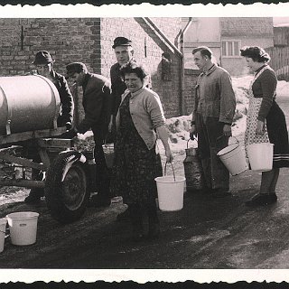 Bild0059 Winter 1963; Wasserversorgung per Tankwagen, da die Wasserversorgung unterbrochen war. Talstrasse vor dem Nebengebäude v. Otto Guse. V.li. Hermann Krautwurst,...