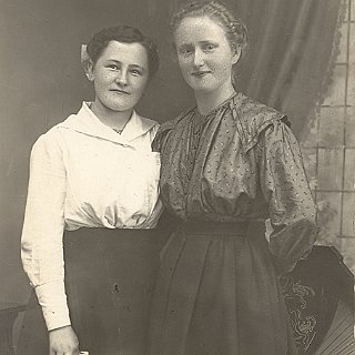 Bild0205 ca. 1925 Anna Graffe und Lina Wilhelm (verh. Lotz)