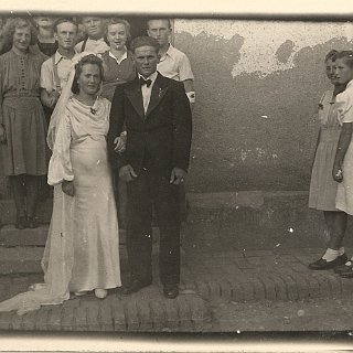 Bild0277 1946 Hochzeit von Heinz Held und Hedwig Minna Donecker. Die Aufnahme entstand vor ihrem Haus in der Eltviller Strasse. Heute steht dort der Gewerbebetrieb Weru...