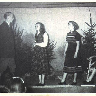 Bild0612 Weihnachten 1953 Aufnahme aus dem Theaterstück "Das Köhlerkind vom Wildbachgrund" bei Martha Bodenheimer im Saal. Auf der Bühne v.li.n.re.: NN, Edith Füll...