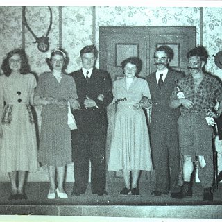 Bild0626 ca. 1949 vlnr. Willi Scheidt(?), Edith Füll verh. Frankenbach, Leni Lotz verh. Gruber, n.n., Margot Hölzel geb. Schmitz, Heinz Frankenbach, n.n., Karl Rumpf.