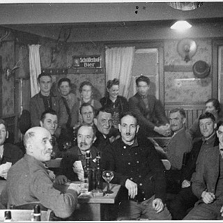 Bild0028 ca. 1942 Gaststube "Zur Guten Quelle". V.li. Albert Hölzel, August Jäger, Otto Gräser, hi. Werner Donecker, vo. August Becht, August Lotz, August Krieger. Am...