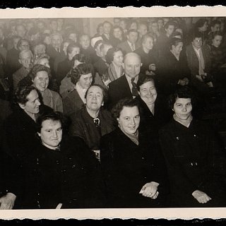 Bild0866 195x. Die Zuschauer im Saal Wink-Bodenheimer bei einer Theateraufführung der Volksschule Seitzenhahn.