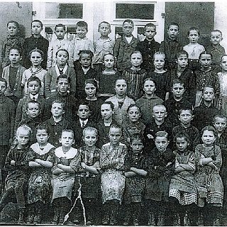 Bild0115 Die Klasse von 1924 mit ihrem Lehrer Herrn Perlemann.