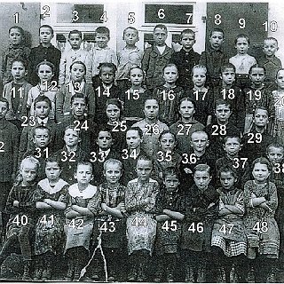 Bild0115b Die Klasse von 1924 mit ihrem Lehrer Herrn Perlemann.