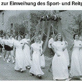 Bild0092 1954 Festumzug zur Einweihung des Sport- und Reitplatzes.