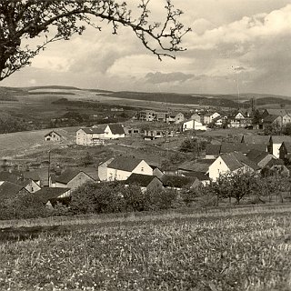 Bild0164 ca. 1964. Blick auf die Dächer der Talstrasse mit dem Türmchen des "Backes". Im Hintergrund vlnr. die Häuser Anselm, Mädler & Schilder.