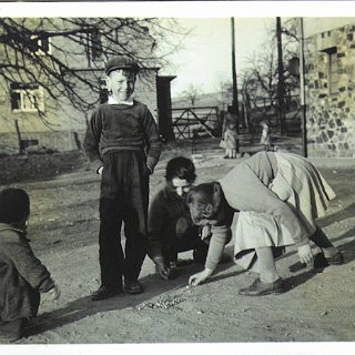 Bild1375 1960 Spielende Kinder im Hof der Schule in der Brunnenstrasse
